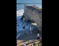 Collab IITW - Two women white outfit different beach photoshoot