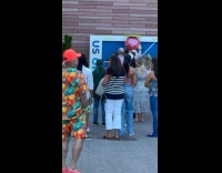 Collab WINY - Man orange tropical outfit at US Open