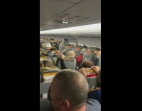 Person on plane records the heavy turbulence and reactions