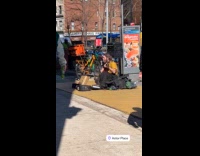 Man scream and play guitar on street