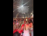 Crowd does exact dance like flash mob