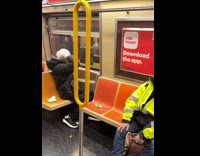 Guy dyes his hair inside the subway 