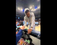 Woman gives Ja Morant candies