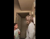 Mom teaches daughter to fight back