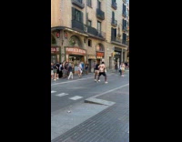 Collab IITW - Two men dance in the middle of street