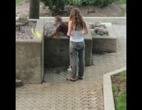 Collab IITW - Two girls dance tiktok yellow flag ledge