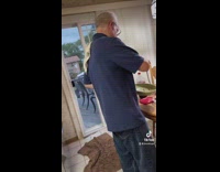 Guy explains bussin term to his dad 