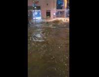 Water pipe fire hydrant breaks and floods entire street 