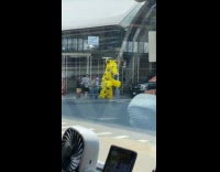 Collab WINY - Funny balloon giraffe walk across pedestrian crossing