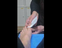 Nail tech uses her subway card to peel off acrylic toe nail