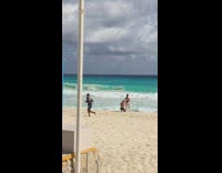Guy takes bikini photos for woman in cancun