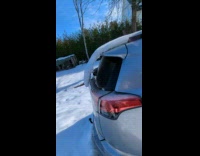 Snow hang on car roof with gap