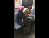 Guy draw on his stomach with a black marker on subway train #BluePointWhatTheL