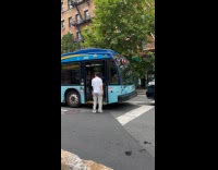 Collab WINY - Man kicks and breaks glass of bus door