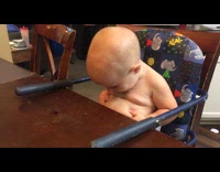 Baby cries cannot bite his stomach fat