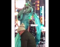 Girl films statue of liberty street performer 