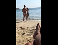 Man reacts to women photoshoot at beach
