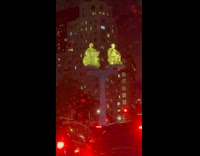 Collab WINY - Two statues glow and rotate around traffic