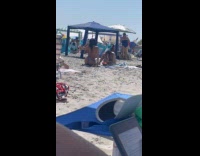 Collab IITW - Woman purple bikini kneel at beach sand to take a picture