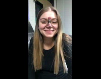 Girl draws woman on her nose and twerks butt drawing to song