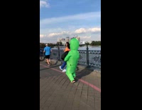 Man with alien costume run to race