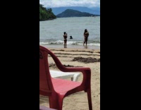 Collab IITW - Woman bikini poses while kid take pictures