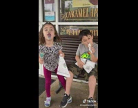 2 kids eat ice cream differently 