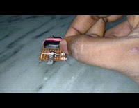 Mini robot that vibrates with a switch on the table