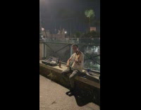 Street performer plays the violin