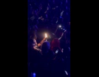 Collab IITW - Woman uses light for selfie in concert