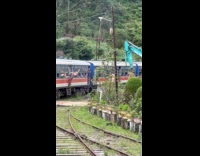 Collab IITW - Two women sticks outside train for photoshoot