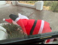 Collab DailyDoseOfInternet - Santa Claus inflatable fell on the ground