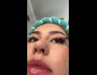 Collab ClipsIG - Woman puts on half lashes