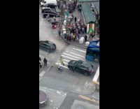 Collab WINY - Man green dress leave car dance on crosswalk