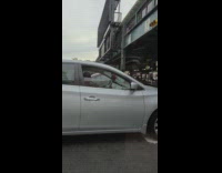 Guy plays recorder while stuck in traffic 