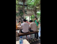 Collab IITW - Woman green dress selfie video near group