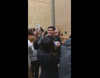 Guy take selfie point mona lisa painting