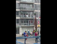 Man sings with guitar at the apartment in marathon NY 
