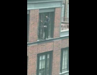 Window cleaner cleaning without using safety harness