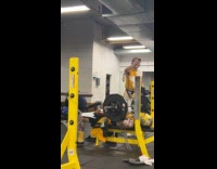 Collab winy - Guy films friend lifting in bench press