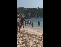 Collab IITW - Beach surrounded by people in clothes taking pictures on the water