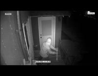 Robber tries to break in with rubber mallet