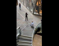 Collab IITW - Woman black outfit jump shot at mall