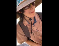 Collab BSMedia - Man films his friend in brown shirt and hat Peso Pluma look-alike