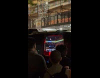 [Third Party] People watch basketball game in van TV