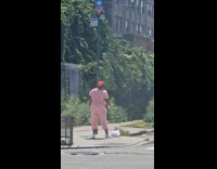Collab WINY - Woman headphones pink shirt coord dance on street