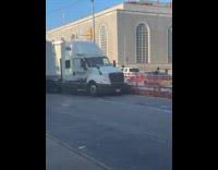 Truck stuck on turn block the street