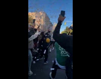 Guy proposes to girlfriend after finishing marathon