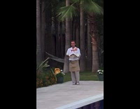 Waiter at wedding accidentally drops drinks