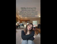 Girl dresses as Hannah Montana at birthday